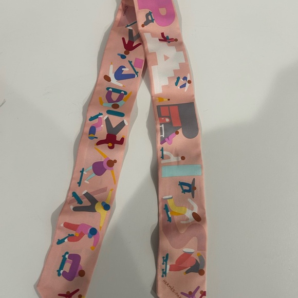 Hermes’ silk Twilly with Playful Design - Picture 1 of 8